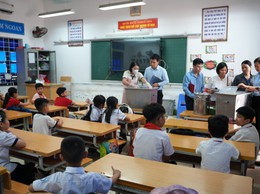 Kim Anh kiểm tra an toàn thực phẩm