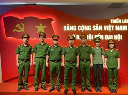 Công an xã Hồng Vân tổ chức sinh hoạt chính trị, tham quan triển lãm “Đảng Cộng sản Việt Nam - từ Đại hội đến Đại hội”