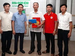 Khói lửa bao trùm căn nhà nghèo, người phụ nữ tâm thần bỏng nặng