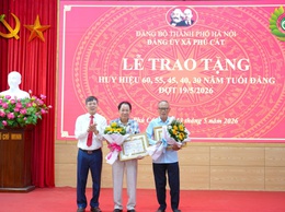 21 ĐẢNG VIÊN THUỘC ĐẢNG BỘ XÃ PHÚ CÁT VINH DỰ NHẬN HUY HIỆU ĐẢNG DỊP KỶ NIỆM 136 NĂM NGÀY SINH CHỦ TỊCH HỒ CHÍ MINH