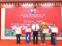 Đảng uỷ xã Thanh Oai: Trao tặng 38 Huy hiệu Đảng đợt 19/5