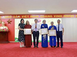 Đảng uỷ phường Dương Nội trao Huy hiệu Đảng tặng 34 đảng viên dịp 19/5/2026