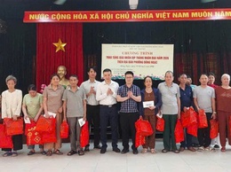 Đông Ngạc trao tặng quà nhân dịp “Tháng Nhân đạo” năm 2026