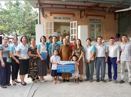Hội LHPN xã Thiên Lộc trao tặng kinh phí nhận đỡ đầu trẻ mồ côi năm 2026