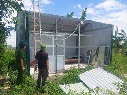 Công an xã Tam Hưng tăng cường tuyên truyền, vận động người dân tự tháo dỡ công trình vi phạm