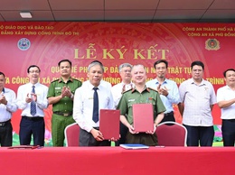 Công an xã Phù Đổng ký kết Quy chế phối hợp đảm bảo an ninh trật  với Trường Cao đẳng Xây dựng công trình đô thị. 