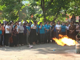 Hơn 200 cán bộ, hội viên phụ nữ xã Thanh Oai được tập huấn kiến thức, kỹ năng về phòng cháy, chữa cháy và cứu nạn, cứu hộ