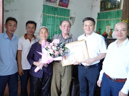 ĐẢNG ỦY XÃ THANH OAI TRAO HUY HIỆU ĐẢNG TẠI NHÀ CHO CÁC ĐẢNG VIÊN CAO TUỔI ĐẢNG ĐỢT 19/5