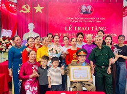Đảng ủy xã Phúc Thọ long trọng tổ chức Lễ trao tặng Huy hiệu Đảng đợt 19/5