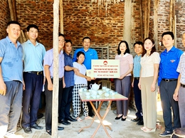 Ủy ban MTTQ Việt Nam xã Ô Diên trao kinh phí hỗ trợ xây nhà