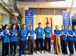 TUỔI TRẺ XÃ YÊN LÃNG ĐẨY MẠNH CHUYỂN ĐỔI SỐ VỚI MÔ HÌNH “ CHỢ 4.0 - THANH TOÁN KHÔNG DÙNG TIỀN MẶT”