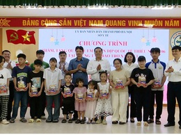 Sở Y tế Hà Nội thăm, tặng quà trẻ em tại Trung tâm Bảo trợ xã hội 1 Hà Nội nhân dịp Tết Thiếu nhi 1/6