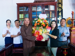 Đồng chí Trưởng ban Xây dựng Đảng xã Thượng Phúc thăm, chúc mừng Đại lễ Phật đản tại chùa Thọ Ngãi