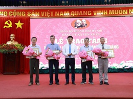 Tin hình: Đảng ủy xã Yên Xuân tổ chức lễ trao tặng huy hiệu Đảng đợt