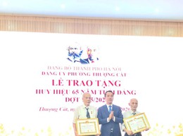 Phường Thượng Cát kỷ niệm 136 năm Ngày sinh Chủ tịch Hồ Chí Minh, trao huy hiệu Đảng cho 14 đảng viên