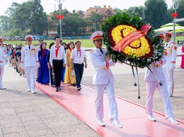 Tuổi trẻ Phường Ô Chợ Dừa báo công dâng Bác tại Lăng Chủ tịch Hồ Chí Minh