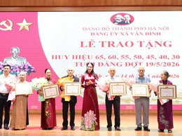 Xã Vân Đình tổ chức trao tặng Huy hiệu Đảng đợt 19/5