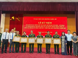 PHƯỜNG NGHĨA ĐÔ TỔ CHỨC LỄ TRAO HUÂN CHƯƠNG BẢO VỆ TỔ QUỐC CHO CÁN BỘ QUÂN ĐỘI NGHỈ HƯU