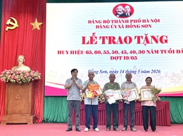Xã Hồng Sơn có 39 đảng viên được trao tặng và truy tặng huy hiệu Đảng đợt 19/5/2026
