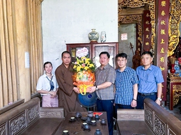 Đồng chí Phó Chủ tịch Thường trực UBND xã Thượng Phúc thăm, chúc mừng Đại lễ Phật đản tại chùa Phúc Lâm