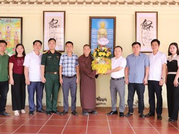 Đồng chí Lý Văn Dũng – Chủ tịch UBND xã chúc mừng Đại đức Thích Quang Minh - Trụ trì chùa Đậu Nhân dịp Đại lễ Phật đản Phật lịch 2570 - Dương lịch 2026