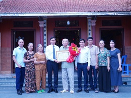 Phường Chương Mỹ trao Huy hiệu Đảng tại nhà cho các đảng viên cao niên đợt 19/5/2026