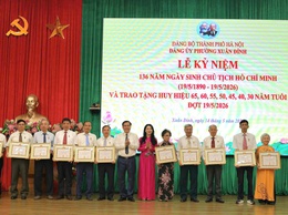 Xuân Đỉnh: tổ chức kỷ niệm 136 năm Ngày sinh Chủ tịch Hồ Chí Minh và trao tặng Huy hiệu Đảng đợt 19/5