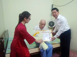 Trao tặng Huy hiệu 65 năm tuổi Đảng cho đảng viên Lương Văn Thái thuộc Đảng bộ xã Quốc Oai