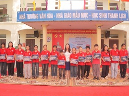 Trao tặng sách và 100 suất học bổng tiếng Anh cho trẻ em có hoàn cảnh khó khăn tại các trường THCS Thái Hòa và THCS Thụy An