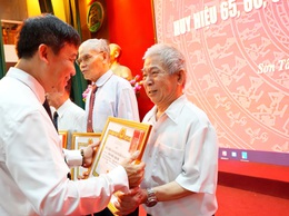 SƠN TÂY TRAO TẶNG HUY HIỆU ĐẢNG ĐỢT 19/5/2026