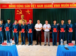 Lãnh đạo phường Thanh Liệt thăm, tặng quà tân binh tại Trung đoàn Bộ binh 692 và Sư đoàn Phòng không 361