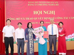 Đảng ủy phường Nghĩa Đô công bố và trao quyết định về công tác cán bộ