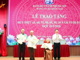 Xã Quốc Oai trang trọng trao tặng Huy hiệu Đảng đợt 19/5 cho 37 đảng viên