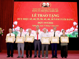 Lễ trao tặng Huy hiệu Đảng đợt 19/5 cho 238 đảng viên