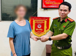 Công an phường Phương Liệt nhanh chóng hỗ trợ du khách người nước ngoài tìm lại tài sản thất lạc