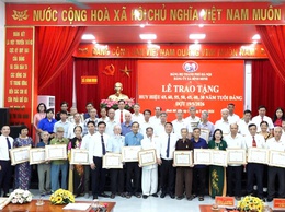 Xã Bình Minh: Trao huy hiệu Đảng dịp 19/5 cho 41 đảng viên
