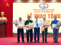 Đảng bộ xã Phượng Dực trao Huy hiệu Đảng tặng 37 đảng viên tiêu biểu
