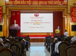 Đảng ủy phường Tây Hồ trao tặng Huy hiệu Đảng đợt 19-5 cho 168 đảng viên