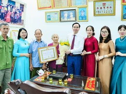 Đồng chí Bí thư Đảng ủy xã Phú Nghĩa trao Huy hiệu 55 năm, 60 năm tuổi Đảng tại nhà riêng cho đảng viên lão thành
