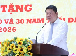 Trang trọng Lễ trao tặng Huy hiệu Đảng dịp 19/5