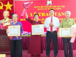 Đảng ủy xã Hát Môn trang trọng tổ chức Lễ trao Huy hiệu Đảng đợt 19/5