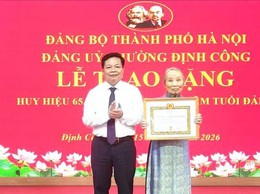 74 đảng viên phường Định Công vinh dự nhận Huy hiệu Đảng