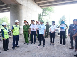 UBND XÃ PHÙ ĐỔNG RA QUÂN GIẢI TỎA CÁC VI PHẠM HÀNH LANG AN TOÀN GIAO THÔNG ĐƯỜNG BỘ, TRẬT TỰ ĐÔ THỊ, PHÒNG CHÁY CHỮA CHÁY TRÊN ĐỊA BÀN XÃ