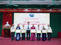 XÃ PHÙ ĐỔNG: TRAO TẶNG HUY HIỆU ĐẢNG CHO 60 ĐẢNG VIÊN ĐỢT 19/5