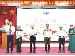 28 đảng viên thuộc Đảng bộ xã Dương Hoà được trao tặng Huy hiệu Đảng đợt 19/5/2026