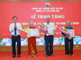 Đảng bộ xã Suối Hai trao Huy hiệu Đảng đợt 19/5/2026 cho các đảng viên tiêu biểu