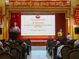 Đảng ủy phường Tây Hồ trao tặng Huy hiệu Đảng đợt 19-5 cho 168 đảng viên