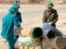 Lực lượng quân sự xã Phú Nghĩa hỗ trợ Nhân dân vận chuyển đồ đạc phục vụ giải phóng mặt bằng Dự án Quốc lộ 6