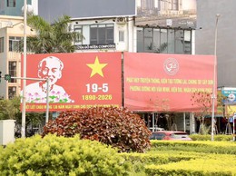 PHƯỜNG DƯƠNG NỘI RỰC RỠ CỜ HOA CHÀO MỪNG KỶ NIỆM 136 NĂM SINH NHẬT BÁC