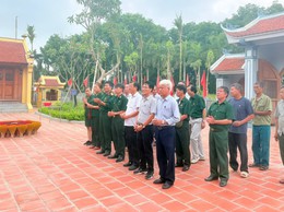 Đoàn cựu học sinh trường THPT Trần Đăng Ninh và Chi hội Cựu chiến binh thôn Bặt Chùa dâng hương tri ân trưởng ban thường trực quốc hội Bùi Bằng Đoàn